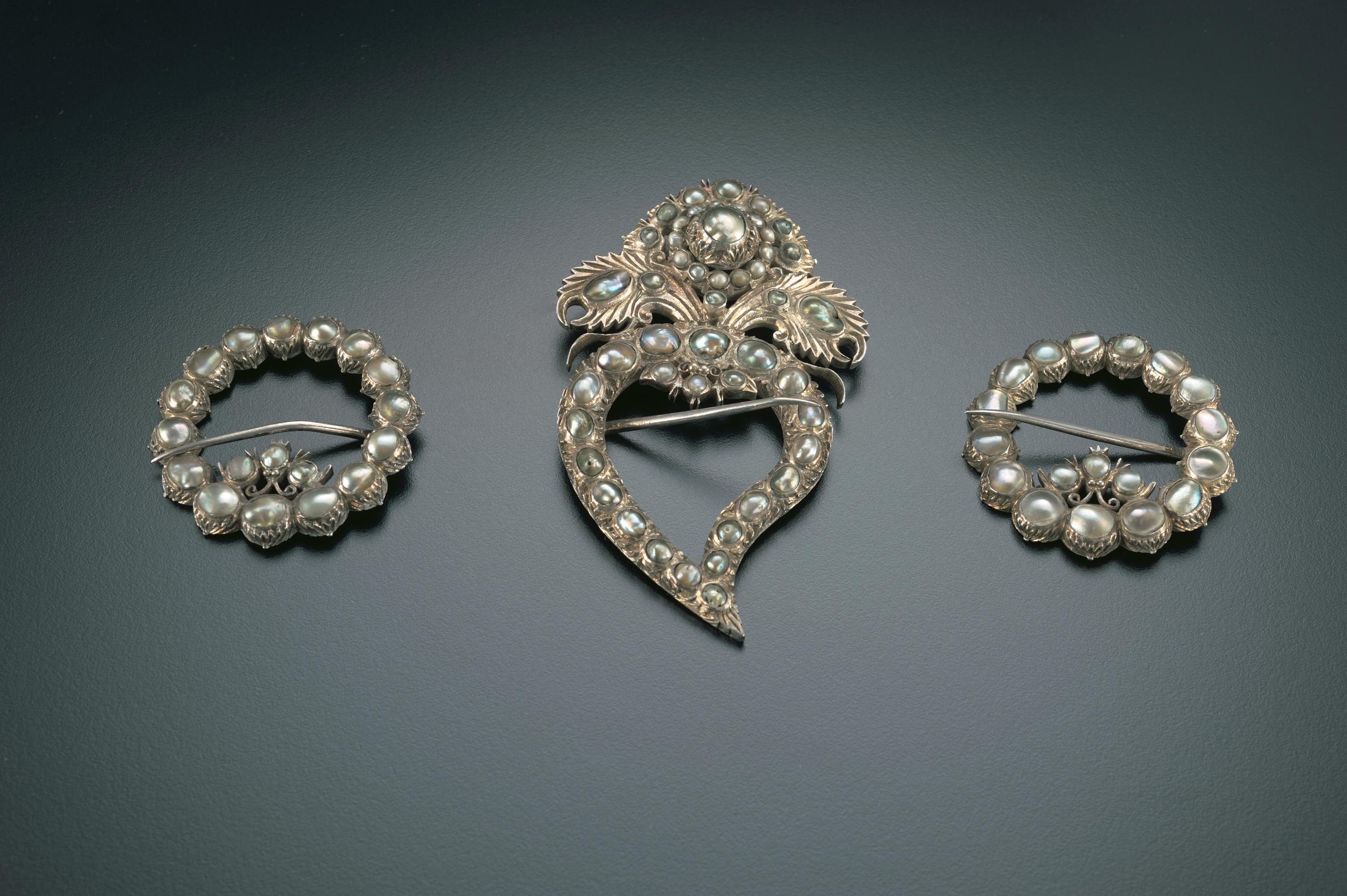 <strong>Set of brooches<br>
</strong><br>
XXXX-07869<br>
Late 19th-early 20th centuries<br>
Singapore or Malacca<br>
Collection of the Peranakan Museum<br>
<br>
<p style="color: #000000; margin: 0in 0in 8pt;"><span style="background: white; letter-spacing: 0.4pt;">To see other <em>kerosang</em> in the NC, click </span><span style="background: white; letter-spacing: 0.4pt; color: #0070c0;">here</span><span style="background: white; letter-spacing: 0.4pt;">.</span>